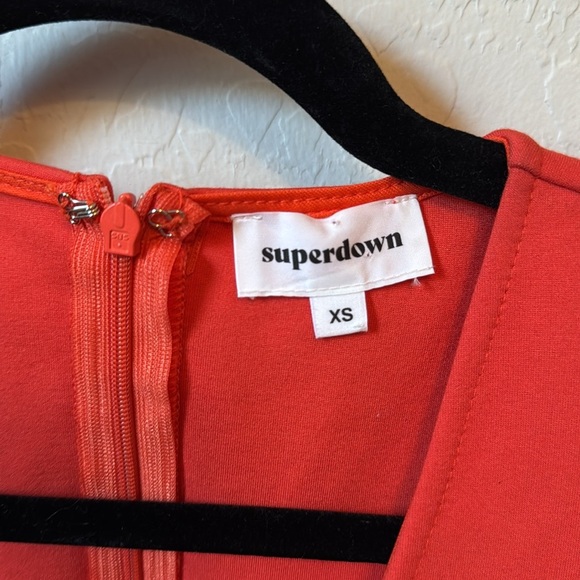 NWT SUPERDOWN Mini Dress Women’s XS Skye Ruched Flame Orange/Red Bodycon Plunge - Picture 4 of 5